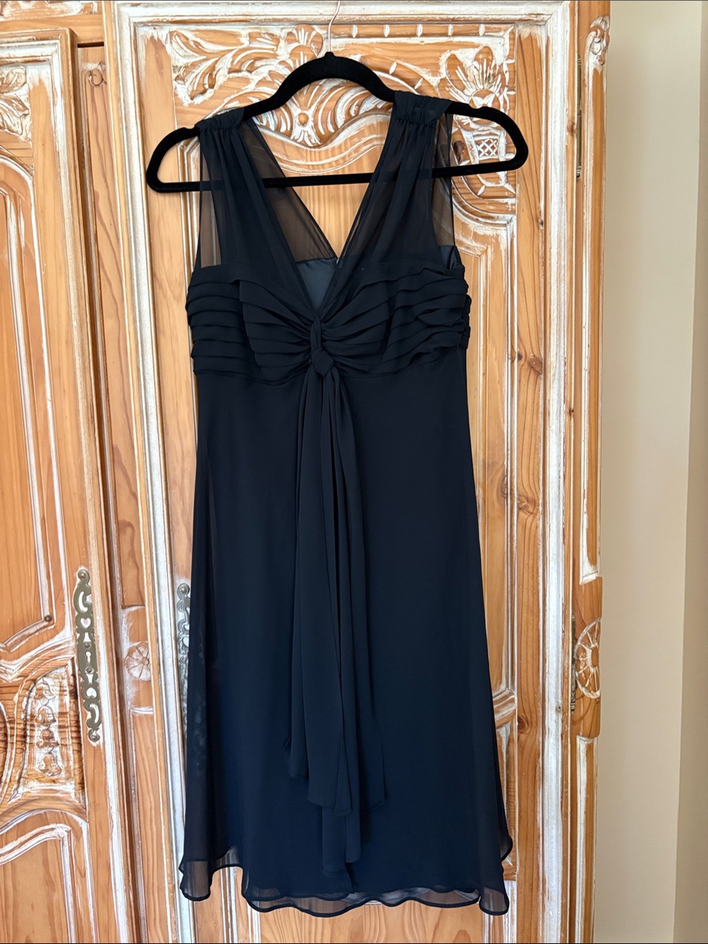 Elegant Black Sleeveless V-Neck Midi Dress with Front Tie